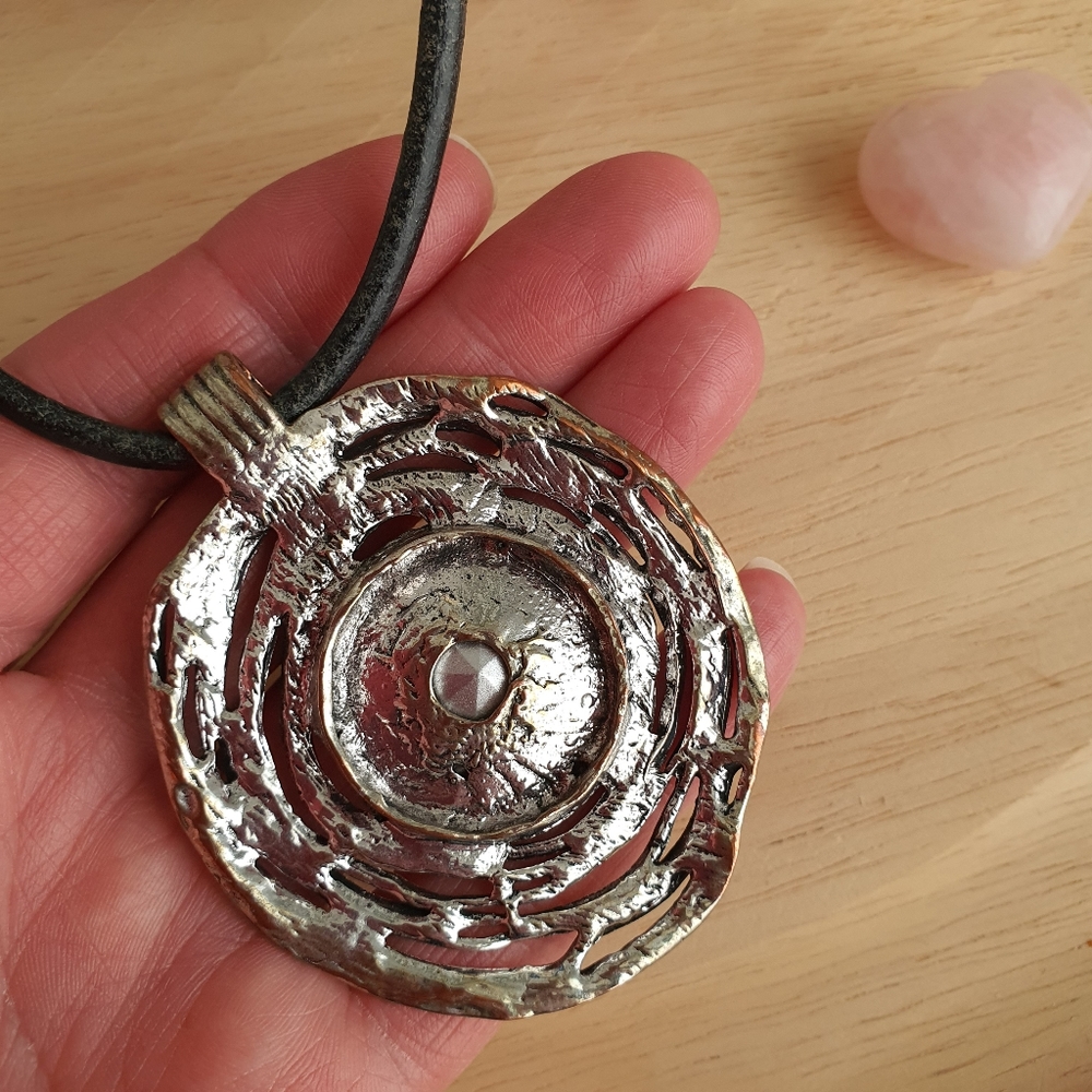 Stunning Silver Pendant Choker - Picture 5 of 8